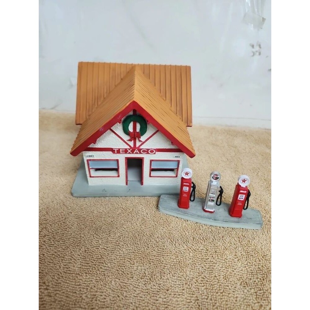 1998 vintage Texico gas station holiday village